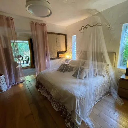 Guesthost - Charming Pool Daire *