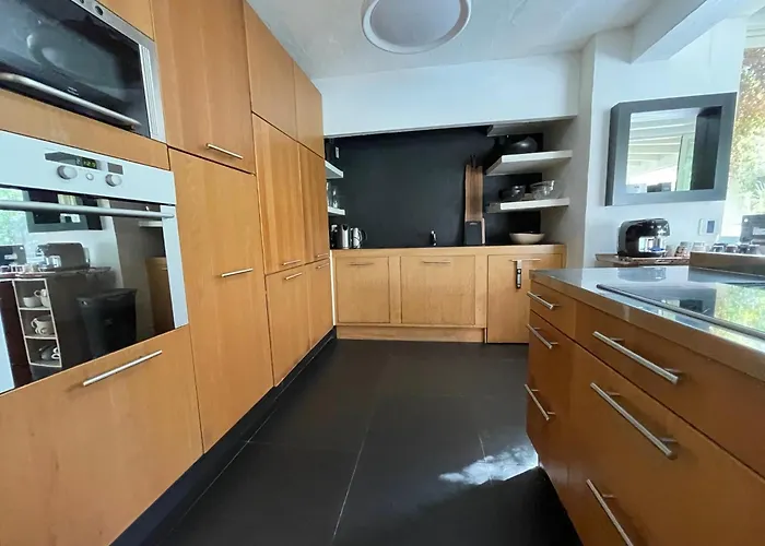 Guesthost - Charming Pool Apartament