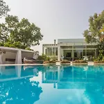 Guesthost - Charming Pool Διαμέρισμα *