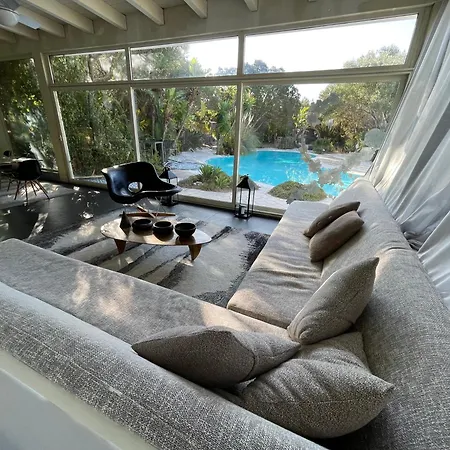 Guesthost - Charming Pool Lejlighed